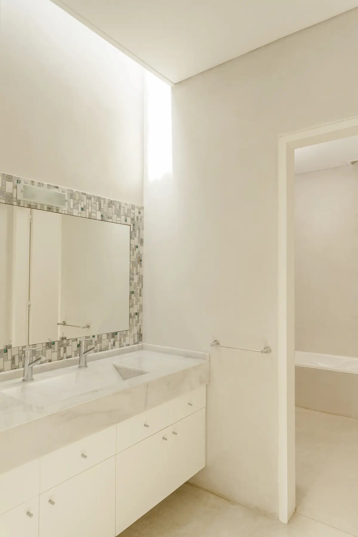 Baño Principal con color predominante Beige del Proyecto Casa 121 por Build a Home Arquitectura