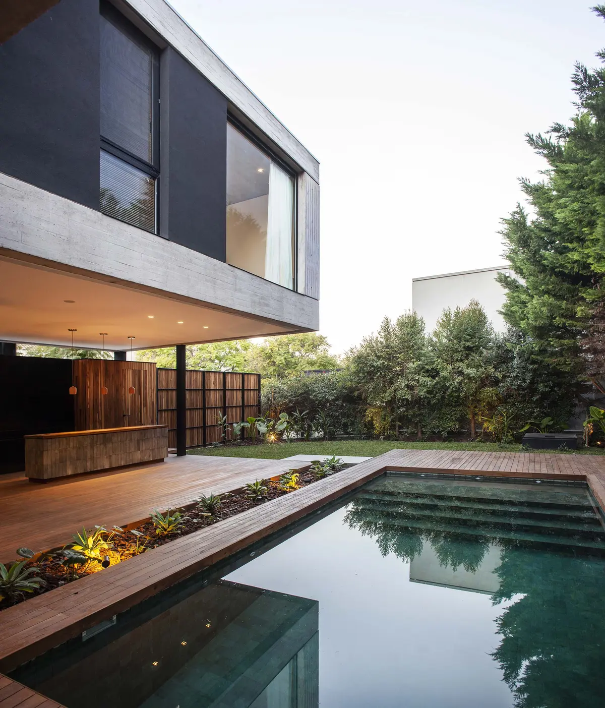 Casa moderna com piscina e deck de madeira em ambiente suburbano — projeto CASA  E, por Estudio PK