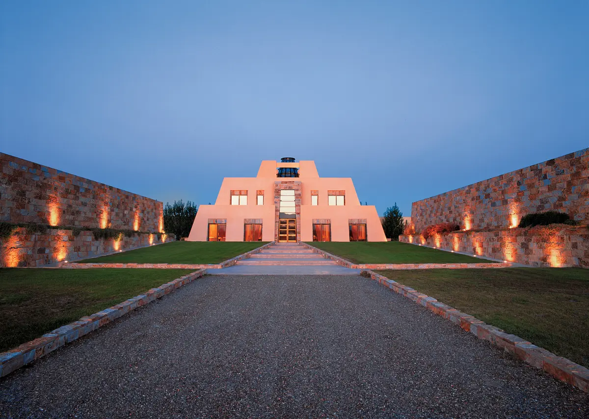 Fachada geométrica moderna iluminada ao entardecer — projeto Bodegas de Mendoza, por Ioana Menendez Fotografa