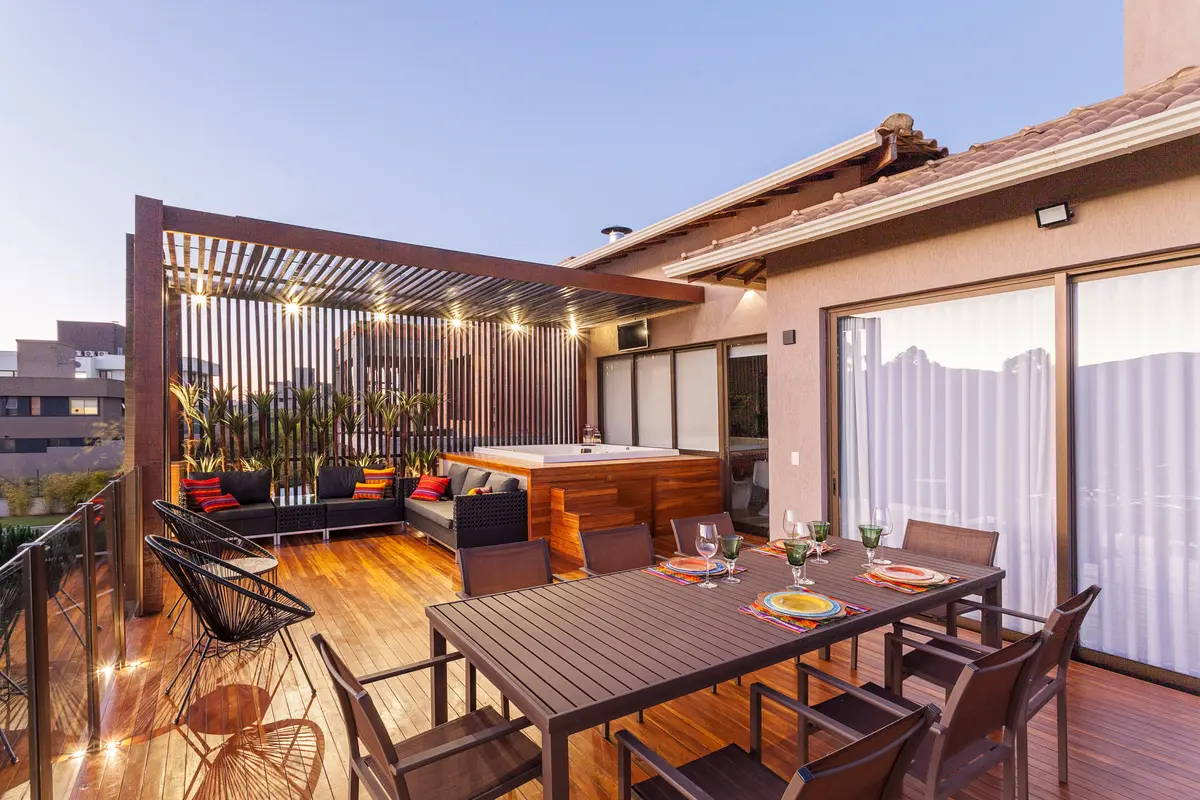 Varanda Gourmet com cor predominante Bege do Projeto CASA RR por Frederico Bicalho Arquitetura