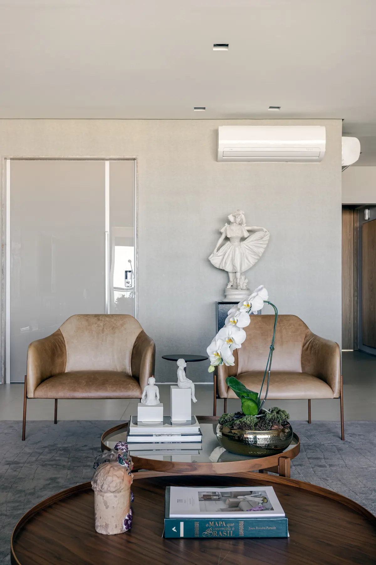 Sala com cor predominante Bege do Projeto Apto M | E por Arquitetura Paulo Melo E Paulo