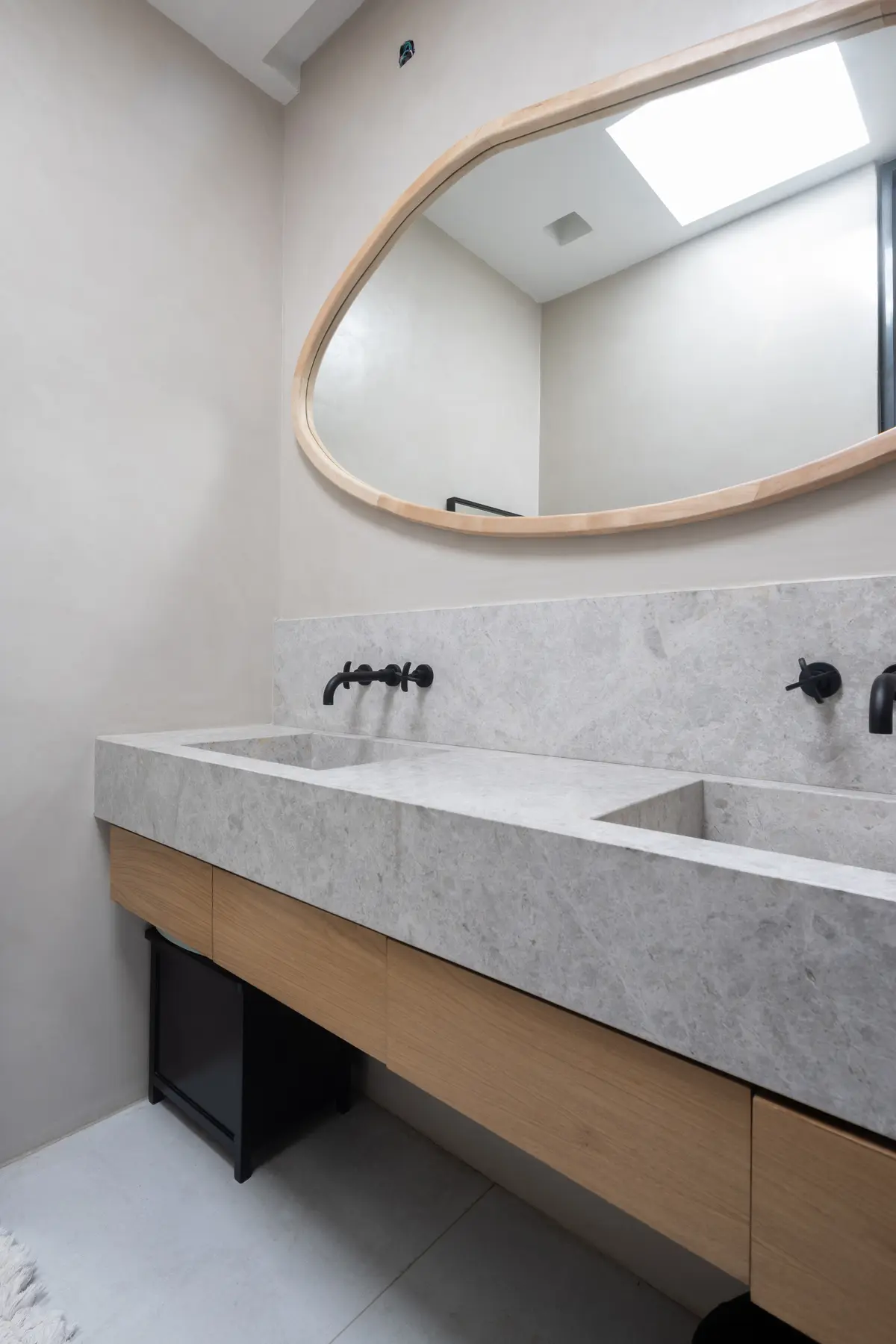 Baño moderno con bacha doble de mármol y grifería negra — proyecto CASA OrBa, por Alfredo Orfila arquitectura, en San Isidro