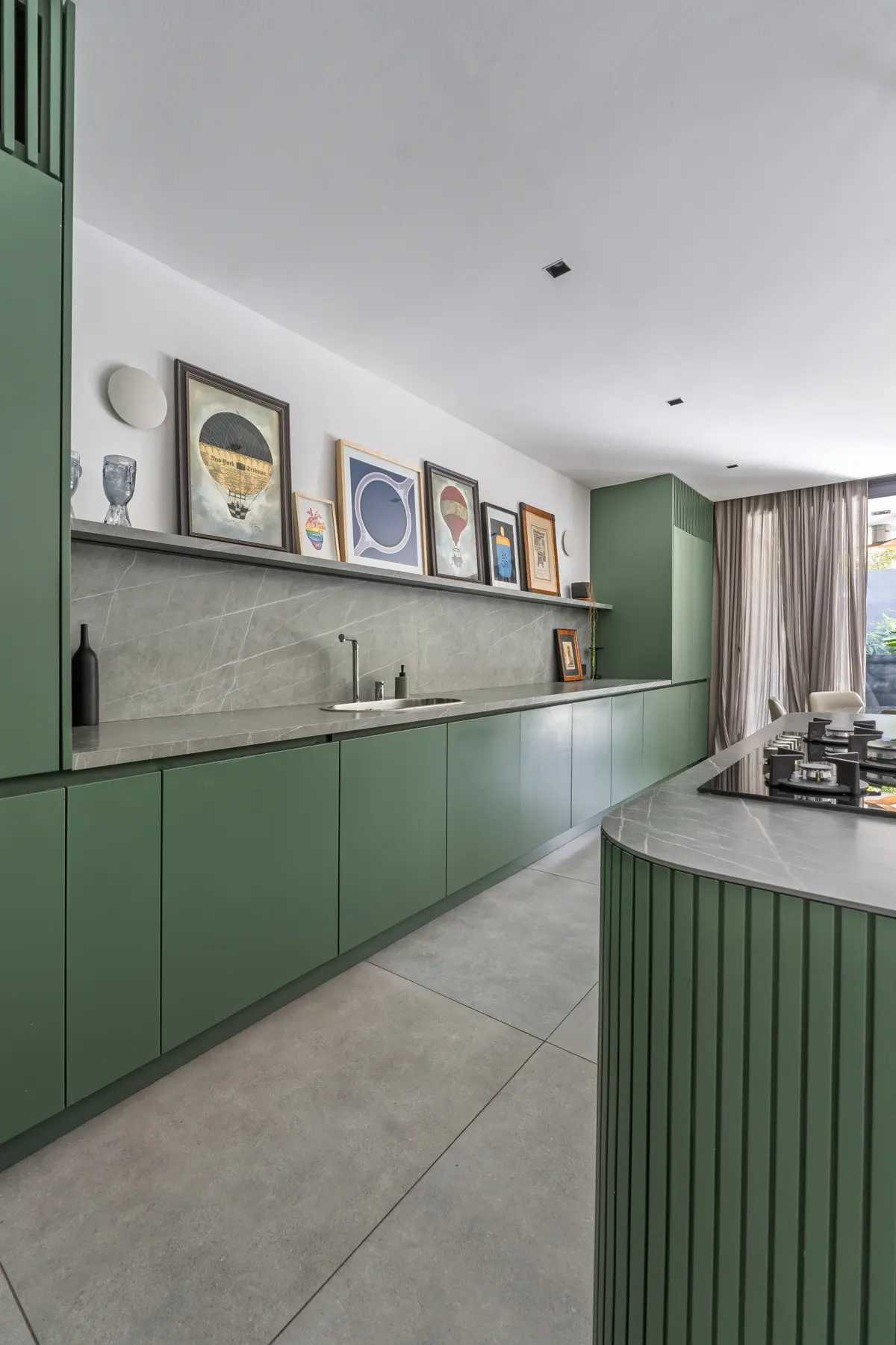 Cozinha moderna verde com ilha curva e acabamentos em pedra — projeto Peru, por ABEJA CONCEPT, em B1641 Acassuso