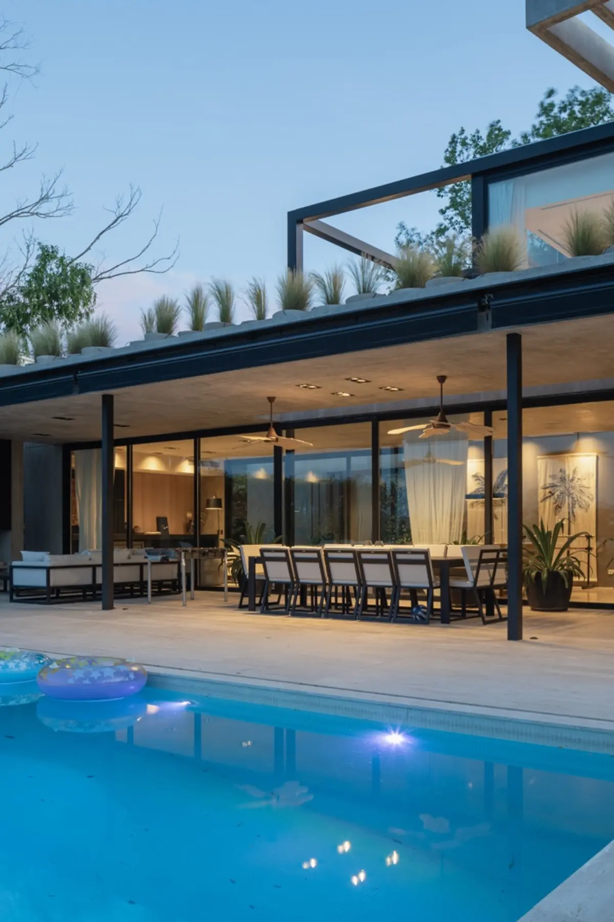 Piscina moderna con patio, mesa de comedor exterior y vegetación en la azotea — proyecto CASA AWA, por radovic_arquitecto, en Benavidez