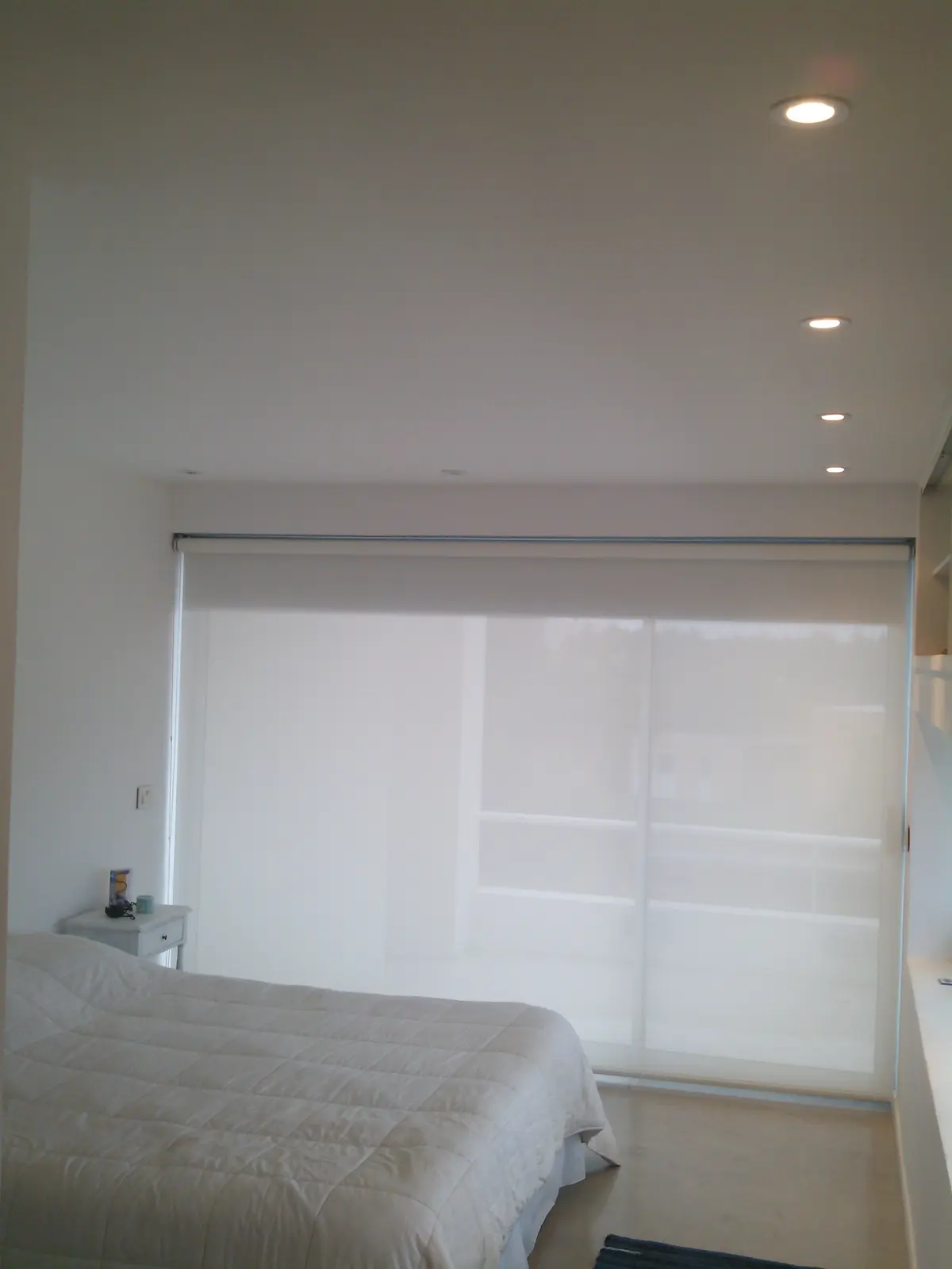 Quarto moderno minimalista com persianas brancas e iluminação indireta — projeto VILLA ESMERALDA, por GJF estudio, em Pinamar