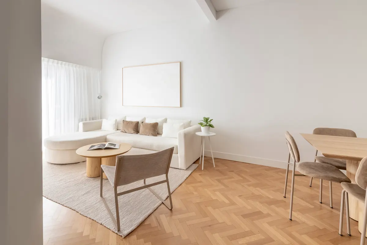 Sala de estar e jantar escandinava, clara e minimalista com móveis de madeira e tecido — projeto AS, por Estudio Basa, em Buenos Aires