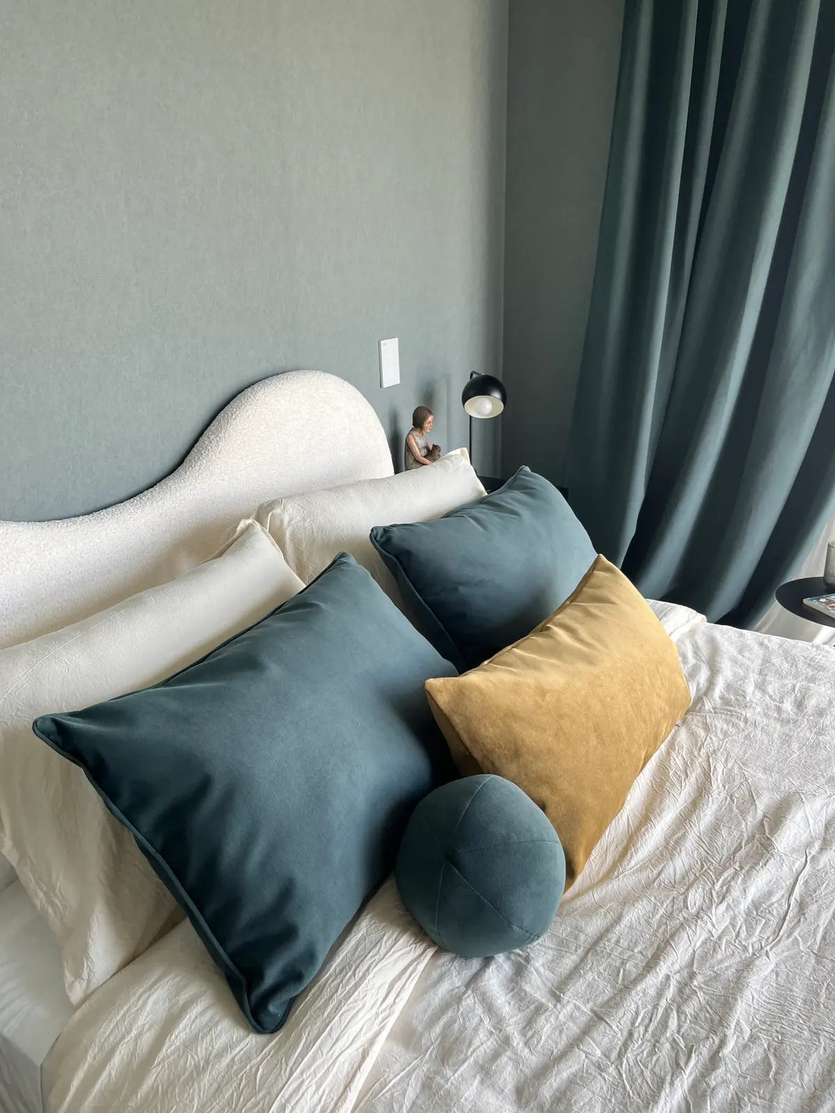 Dormitorio moderno con almohadones coloridos y cortinas teal — proyecto Le chambre verte, por BRand arquitectura / BRand homes, en Belén de Escobar