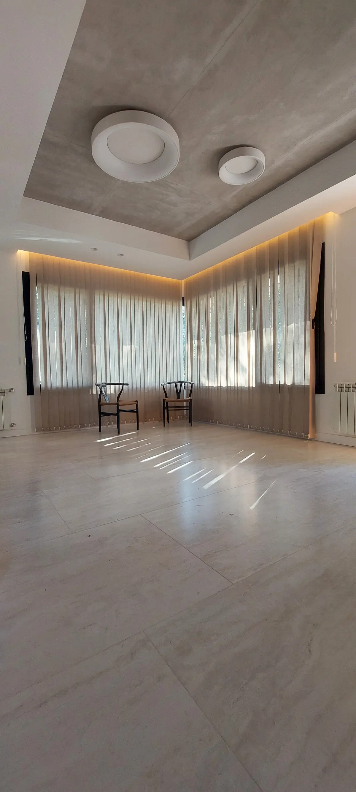 Sala de estar moderna com cortinas translúcidas e cadeiras orientais — projeto Casa eterna, por Plasma co, em Canning