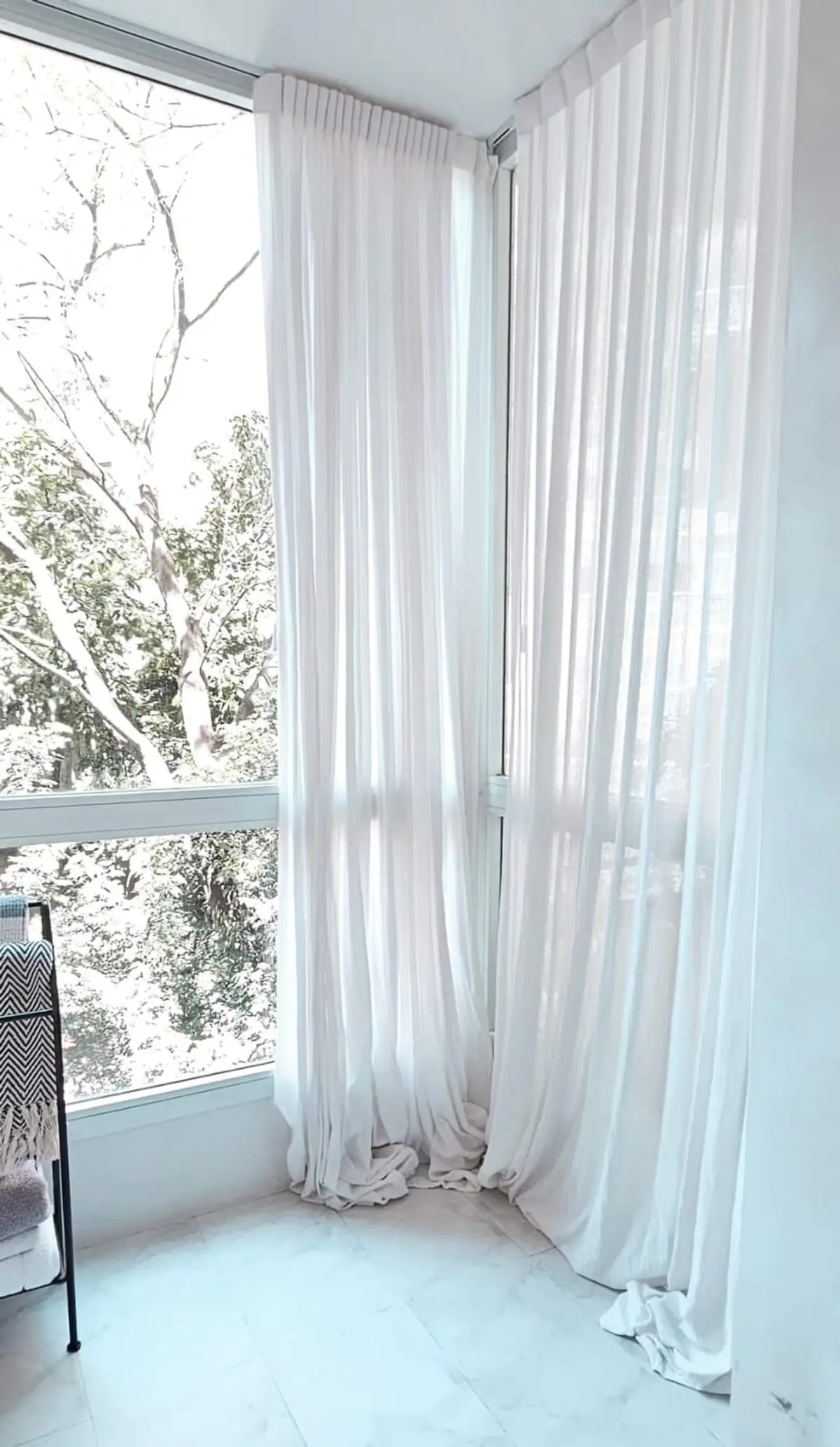Balcón con cortinas blancas y vista a vegetación — proyecto Billinghurst, por Claraboia , en Palermo