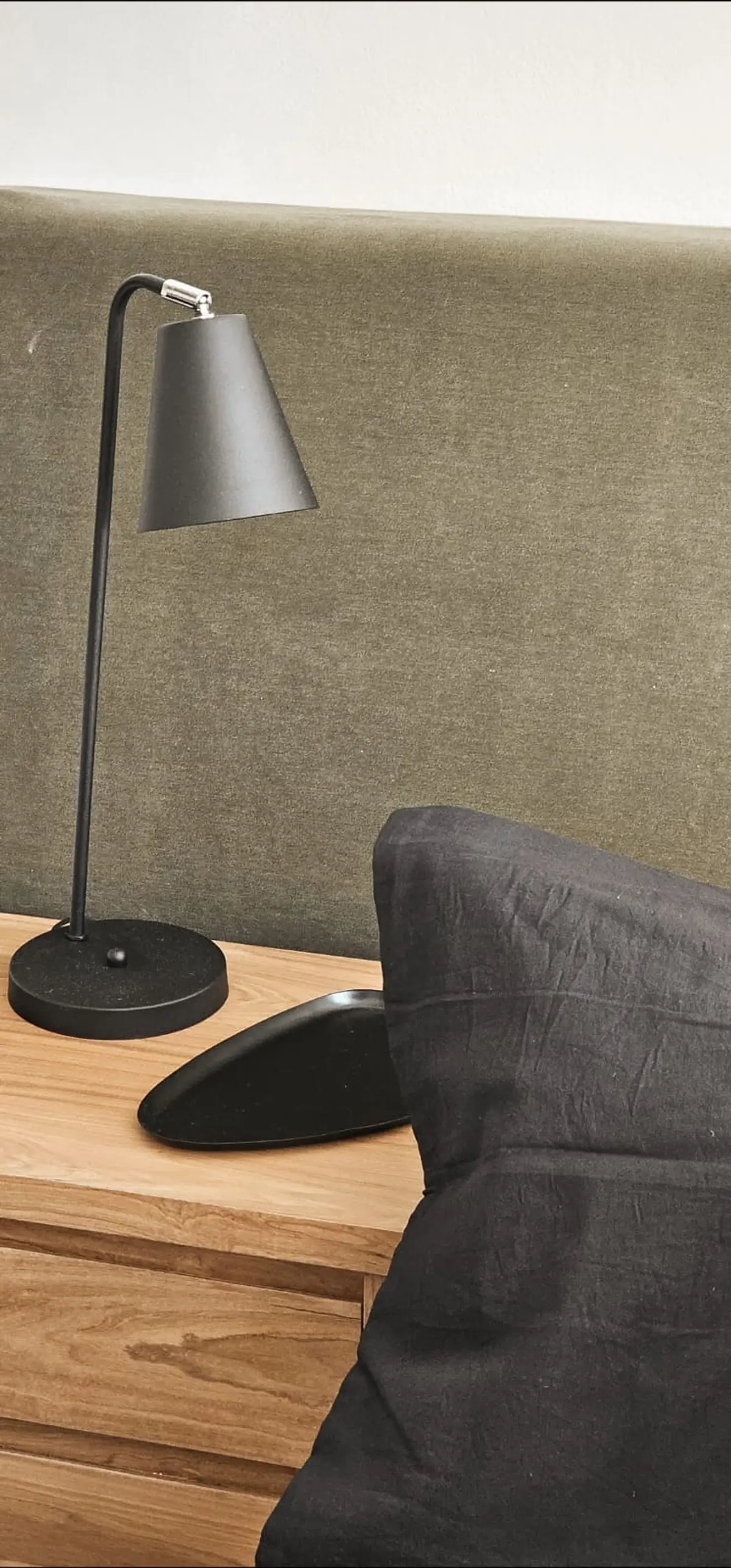 Quarto moderno com luminária preta e parede texturizada — projeto Callao, por Claraboia, em Recoleta