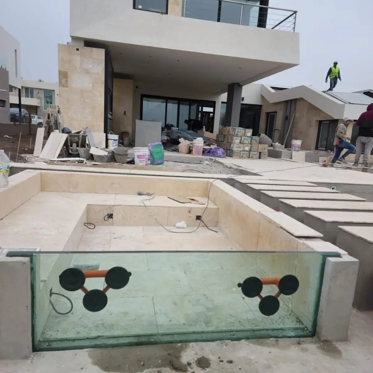 obra de piscina moderna con cerramiento de vidrio — proyecto Baranda pileta en multilaminado templado, por Cristalcenter, en Nordelta