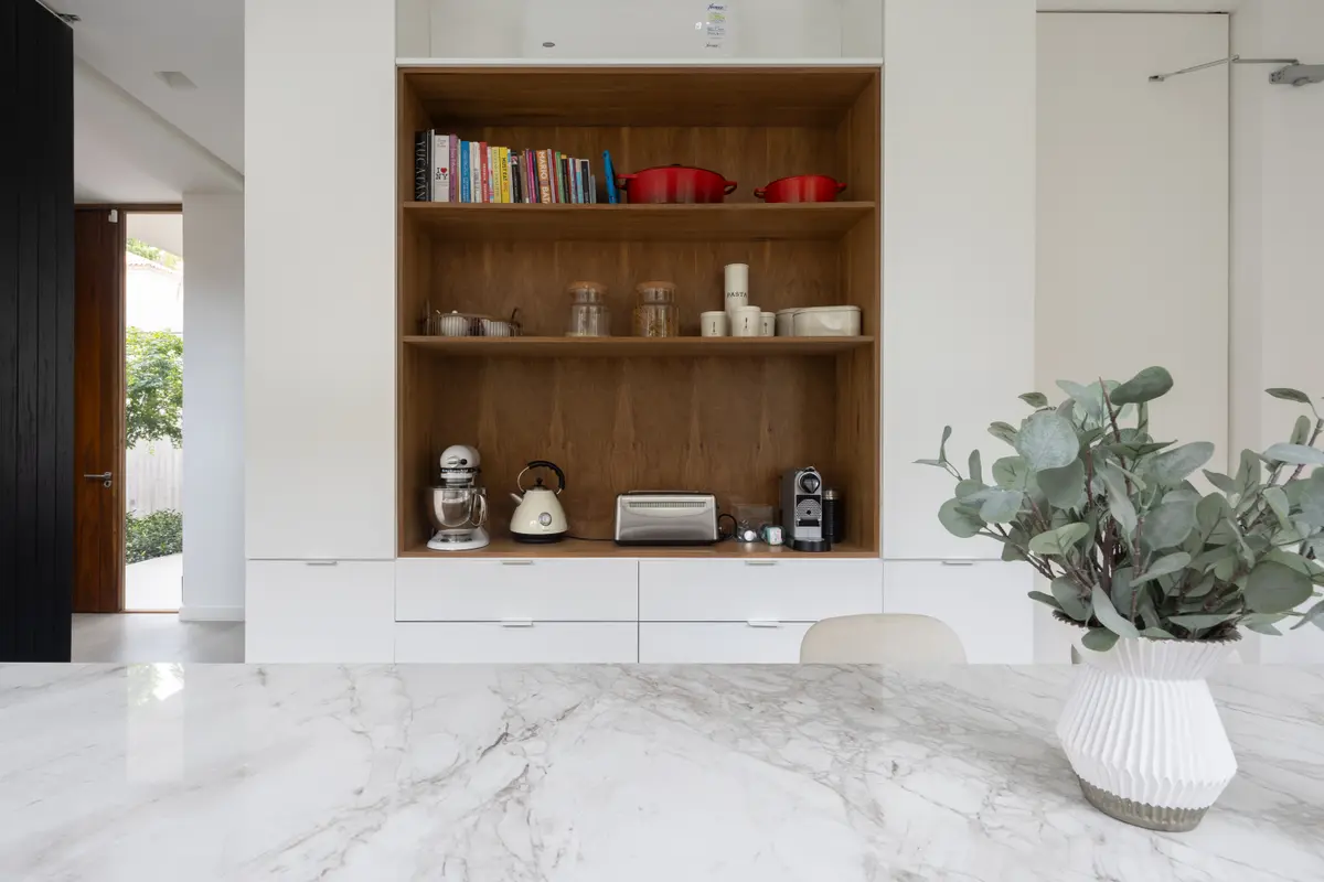 Cocina moderna con estanterías de madera y suelo de mármol — proyecto CASA OrAz, por Alfredo Orfila arquitectura, en San Isidro