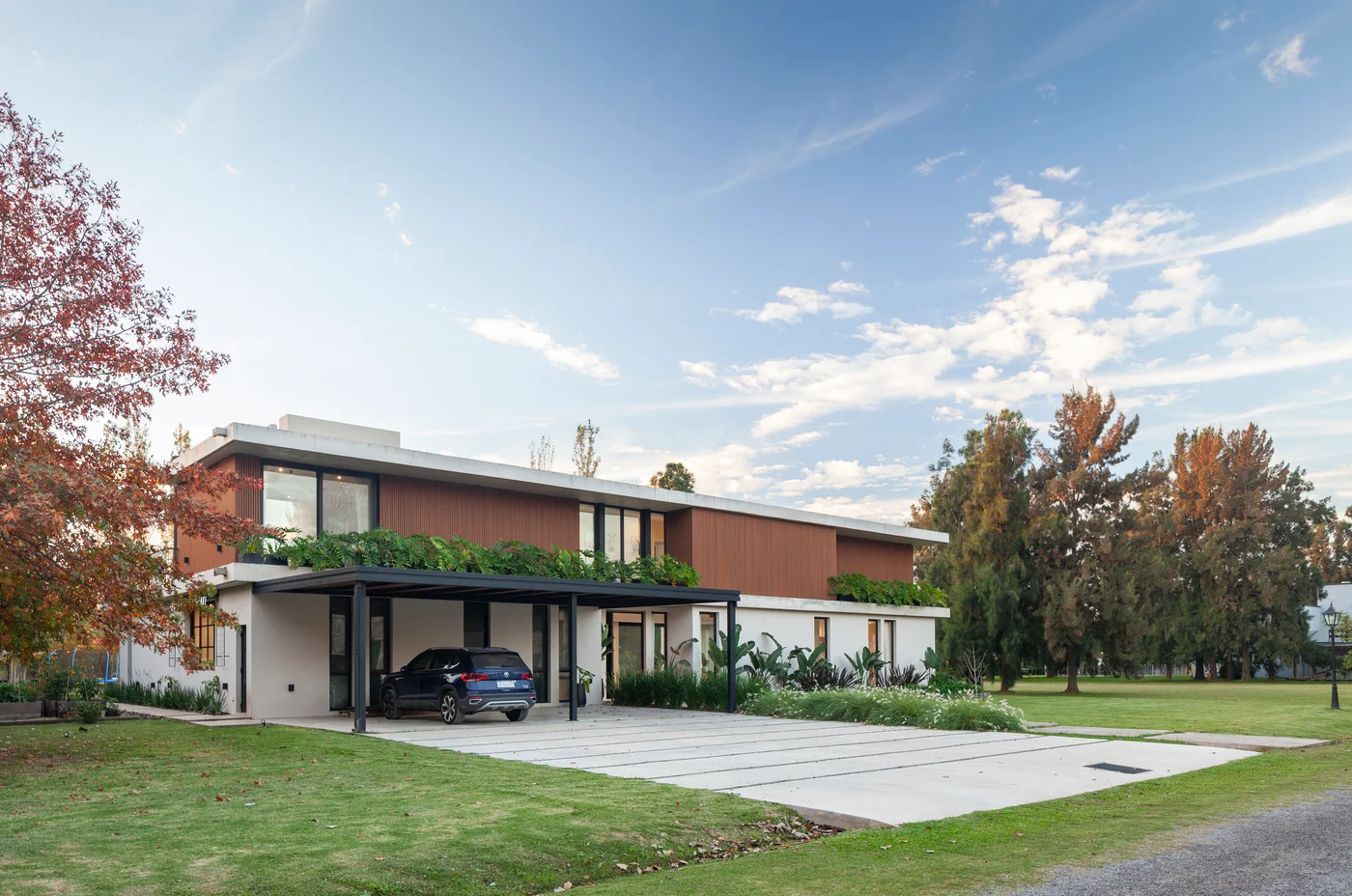 Casa moderna con hormigón visto y detalles de madera