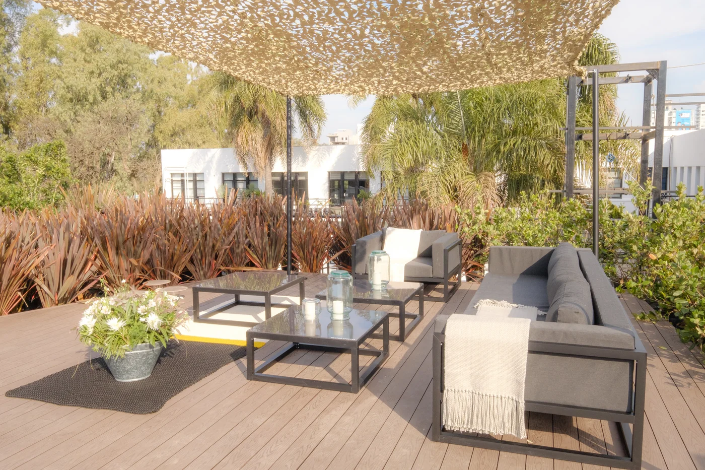Patio moderno con deck de madera y zona de estar