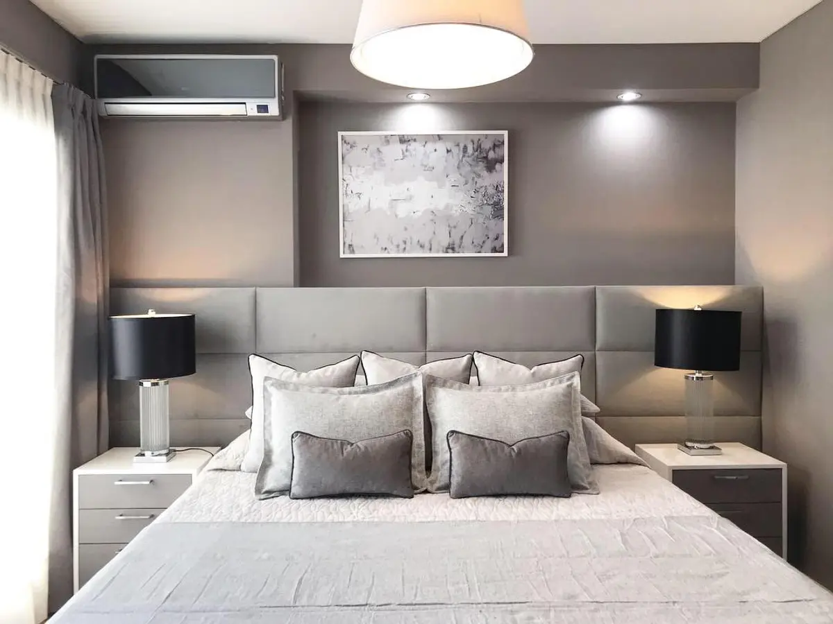 Dormitorio moderno minimalista con iluminación indirecta — proyecto Obra Ugarte, por Estudio Nicolás Pierry, en CABA