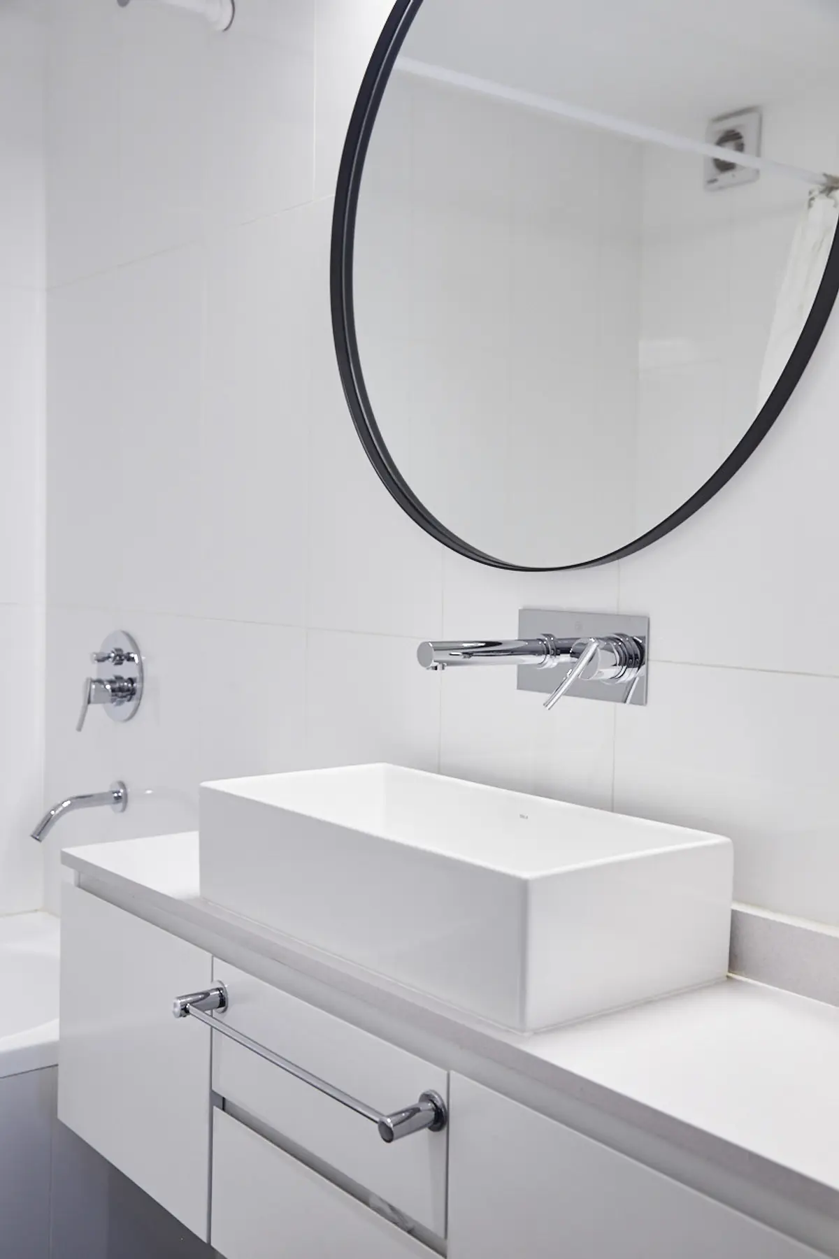 Baño moderno con bacha blanca, grifería empotrada y espejo redondo — proyecto UGARTECHE, por Estudio Trama, en Palermo