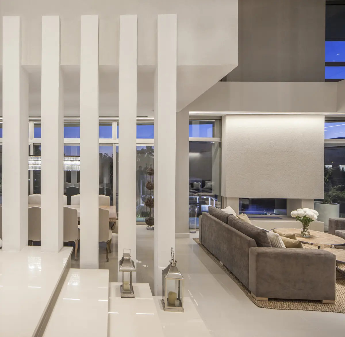 Living moderno con partición de listones y mucha luz — proyecto Casa Caledoiscopio, por Apaarquitectura, en Nordelta