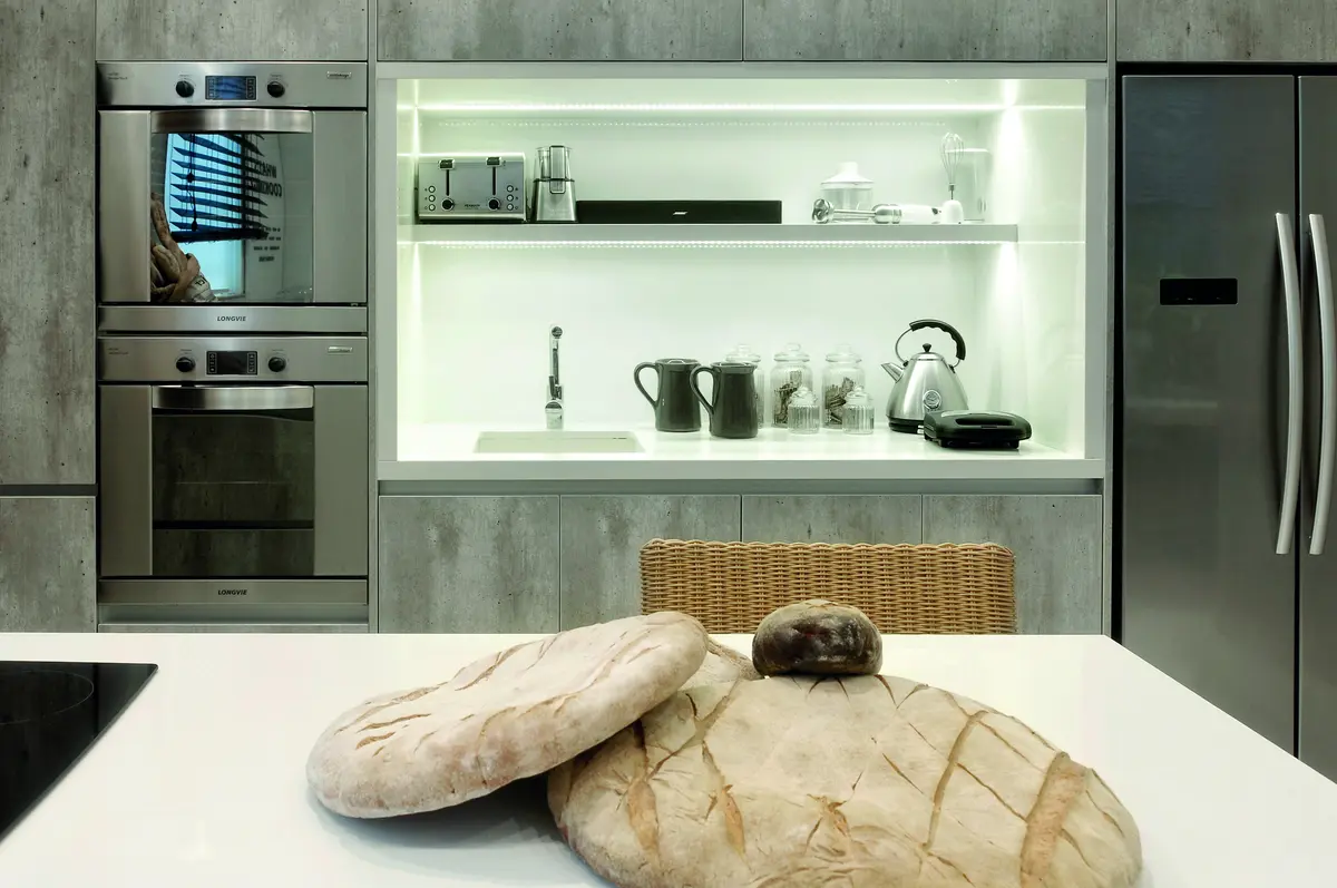 Cocina moderna con gabinetes grises de metal y electrodomésticos integrados — proyecto Casa FOA 2017 - Luis M. Campos, Cocina, por M. Beatriz Gonzalez Zuelgaray, en CABA