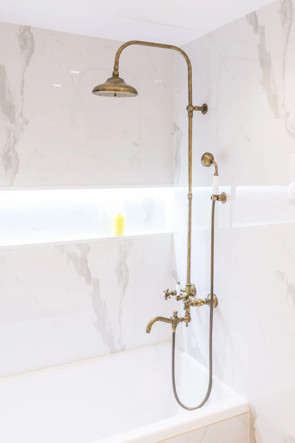 Baño de lujo con bañera exenta y grifería de latón — proyecto Arce 943, por ST Arquitectas, en CABA