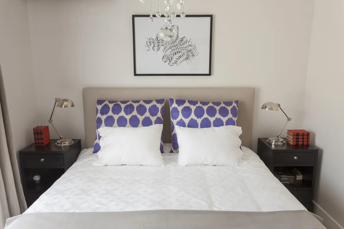 Quarto moderno com cama king, mesas de cabeceira escuras e arte gráfica — projeto Casa Nordelta, por M. Beatriz Gonzalez Zuelgaray, em Nordelta