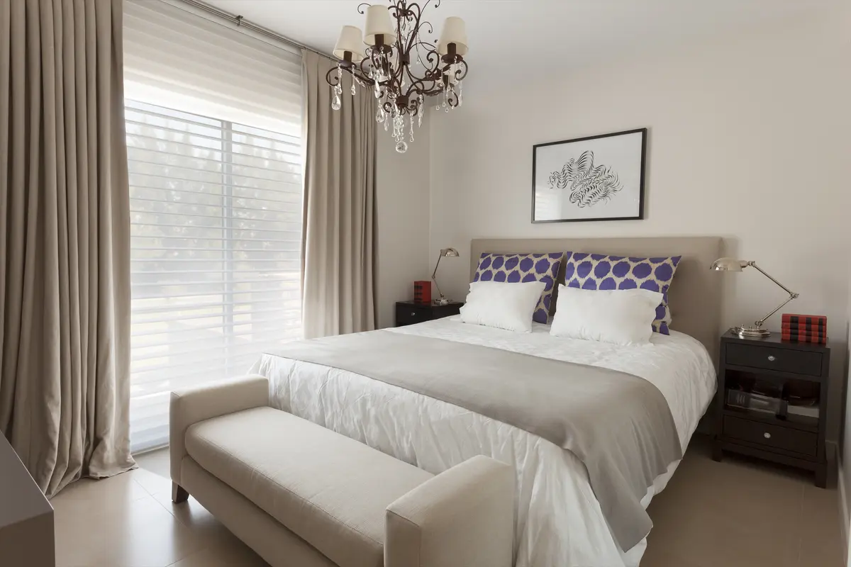 Quarto moderno com detalhes clássicos e lustre grande — projeto Casa Nordelta, por M. Beatriz Gonzalez Zuelgaray, em Nordelta