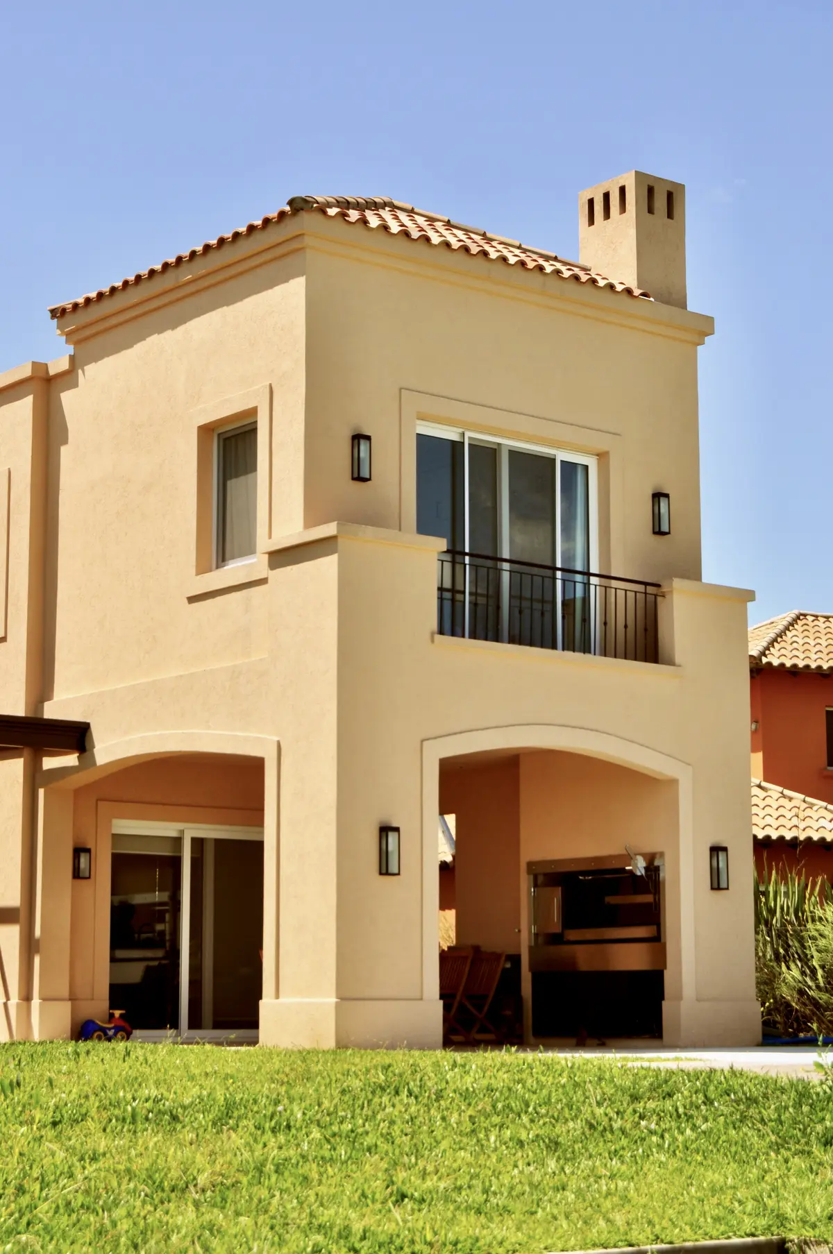 Fachada con color predominante Beige del Proyecto Santa Catalina, Villanueva por Marconi Silva Arquitectos