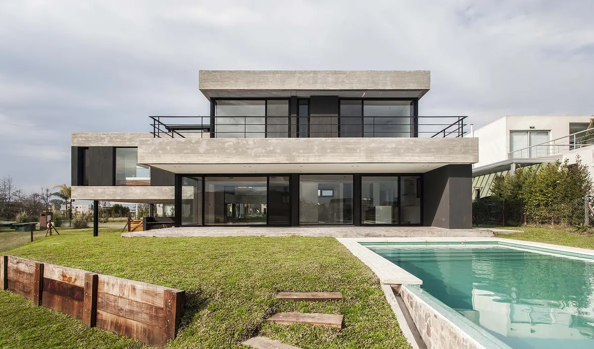 Casa moderna com piscina e fachada de concreto aparente — projeto Alisos, por Remy Arquitectos, em Nordelta