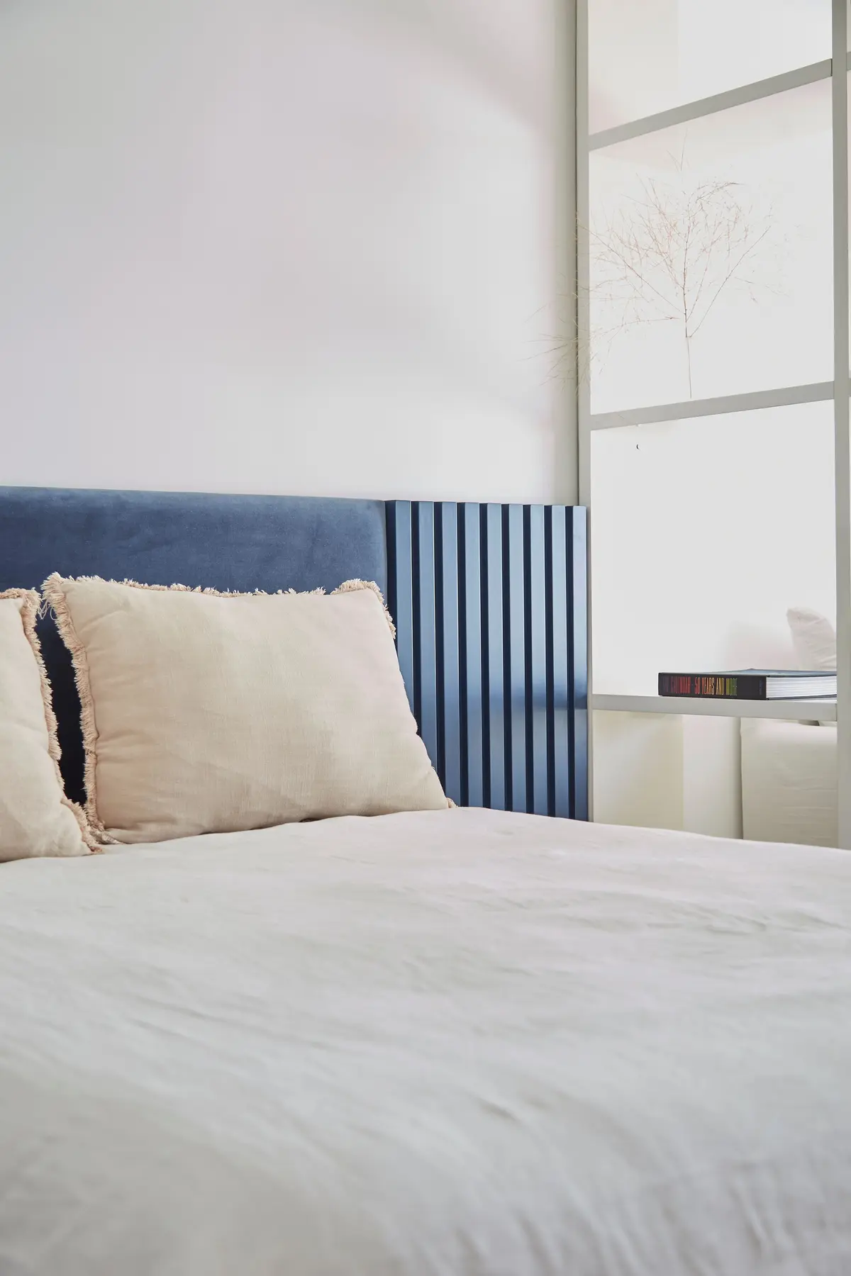 Dormitorio minimalista con cabecero de lamas y luz natural — proyecto Proyecto Arboris, por URBANO estudio, en San Isidro