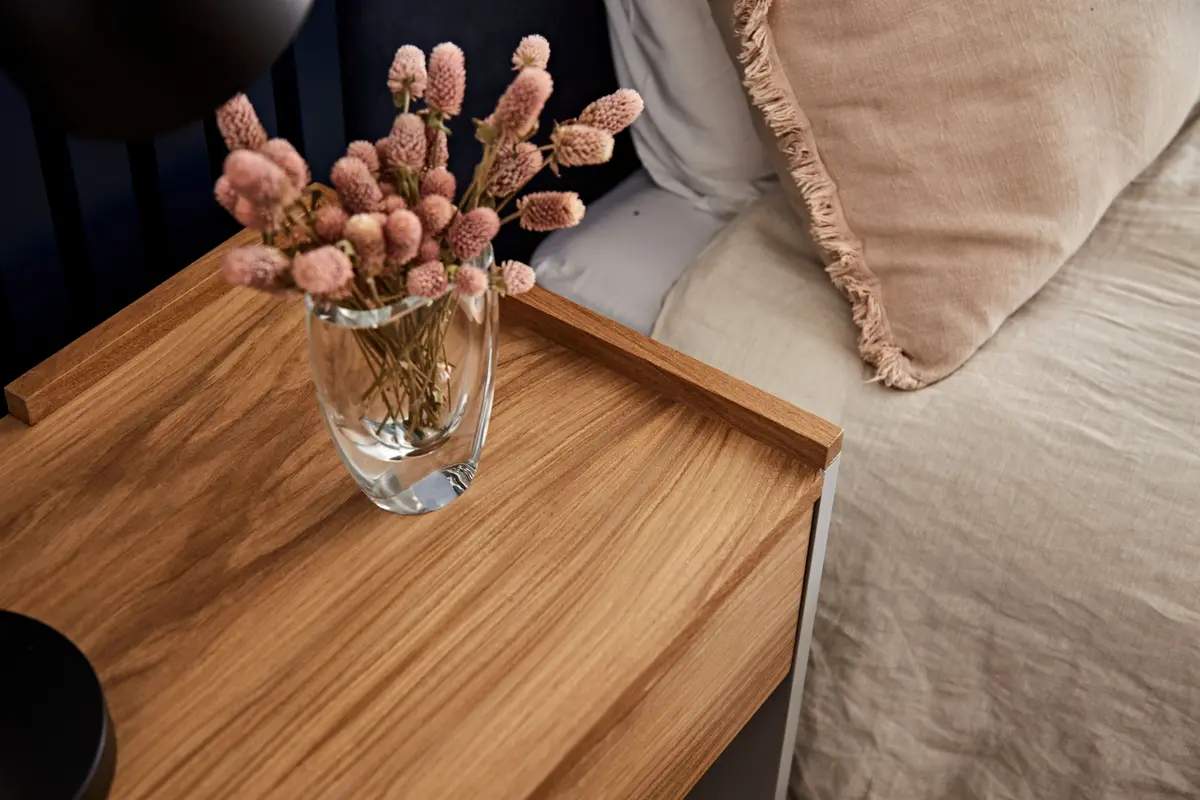 habitación moderna con mesa de luz de madera y flores secas — proyecto Proyecto Arboris, por URBANO estudio, en San Isidro