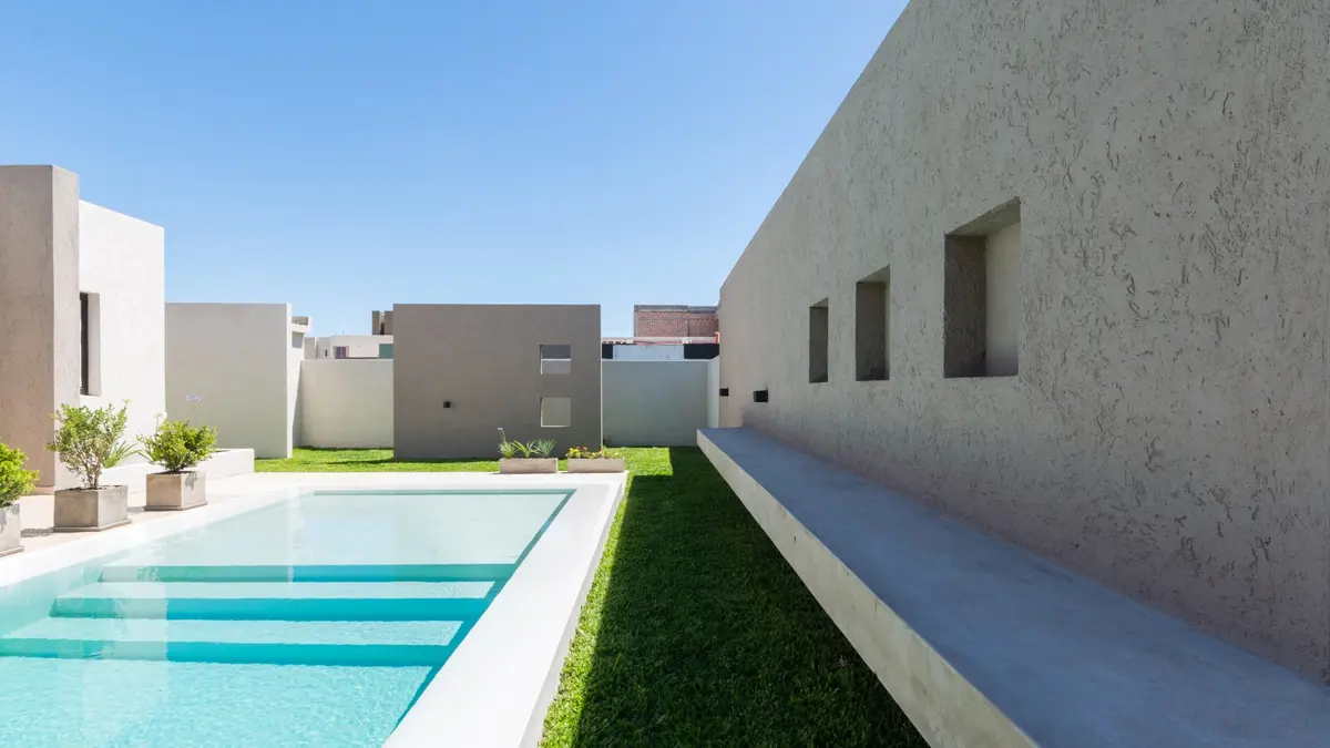 Piscina moderna y fachada minimalista de casa residencial — proyecto B532, por Karlen Clemente