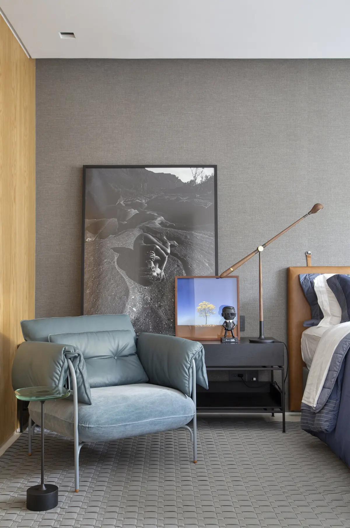 Dormitorio contemporáneo con sillón azul, cabecero tapizado y obras de arte — proyecto PS House, por Studio Ro-ca