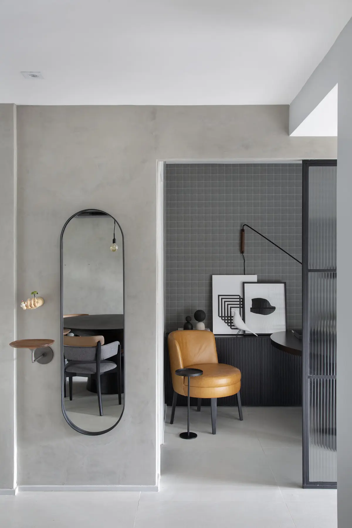Pasillo moderno con espejo ovalado y acceso a espacios grises — proyecto Decorado Latitud, por Studio Ro-ca
