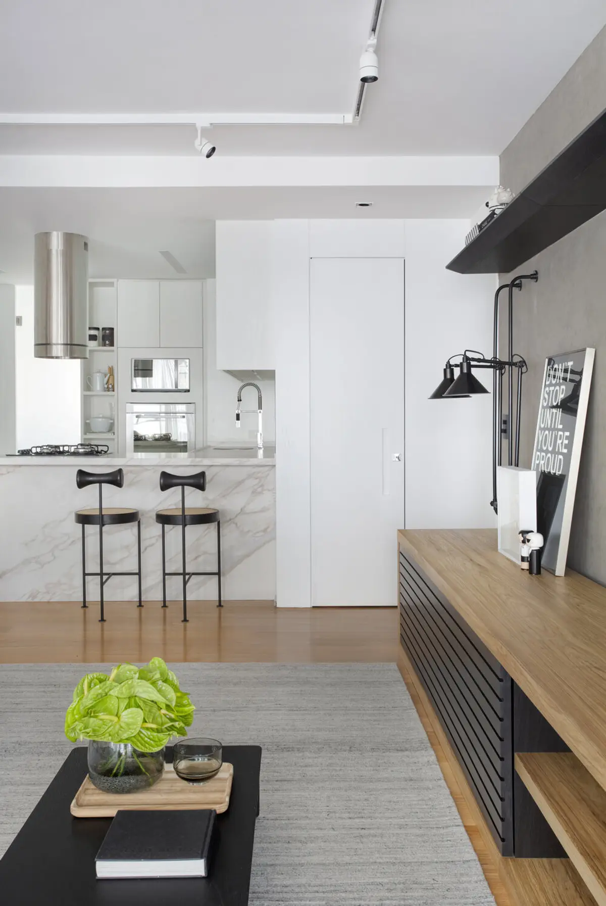 Cocina minimalista blanca y gris con isla marmol y taburetes negros — proyecto JG House, por Studio Ro-ca