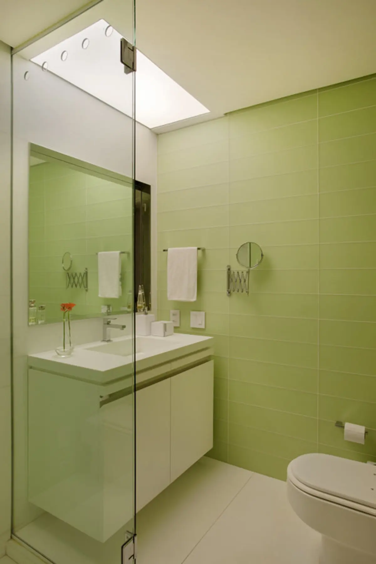 Bano moderno verde con vanitory blanco y espejo grande — proyecto MS House, por Studio Ro-ca