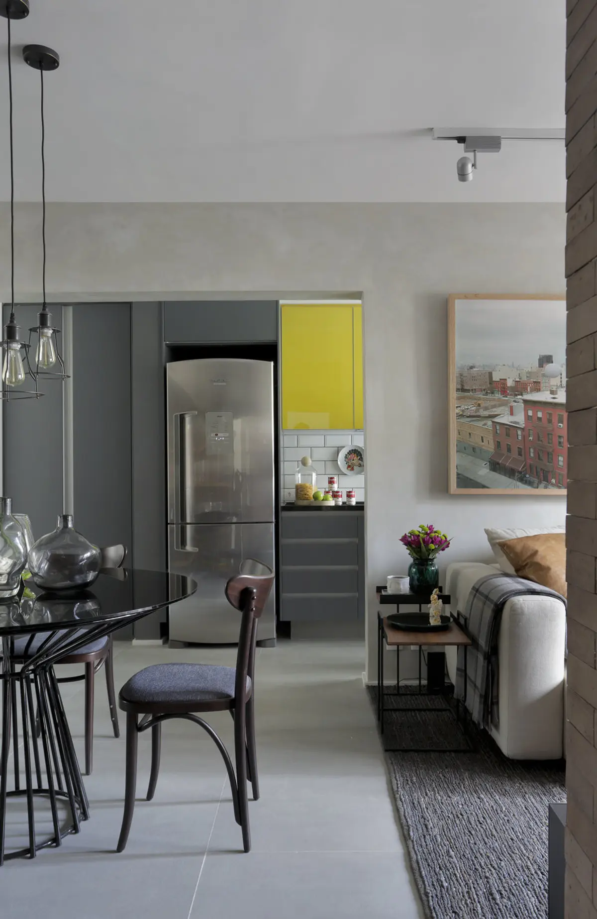 Comedor abierto a cocina moderna con isla y detalles amarillos — proyecto SC House, por Studio Ro-ca
