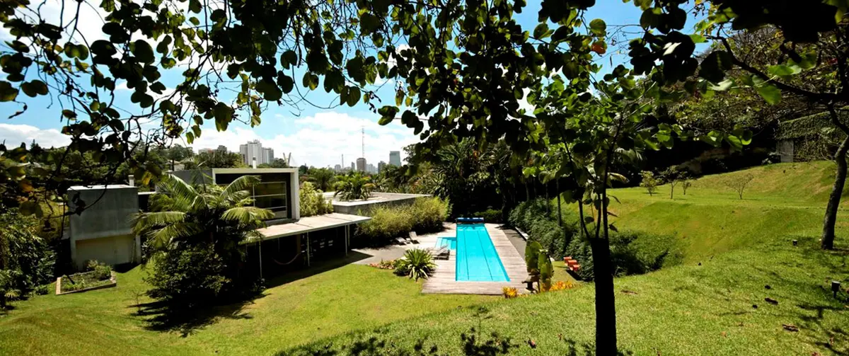 Jardín con pileta rectangular y pérgola en casa moderna rural — proyecto Residência PU , por Gil Fialho