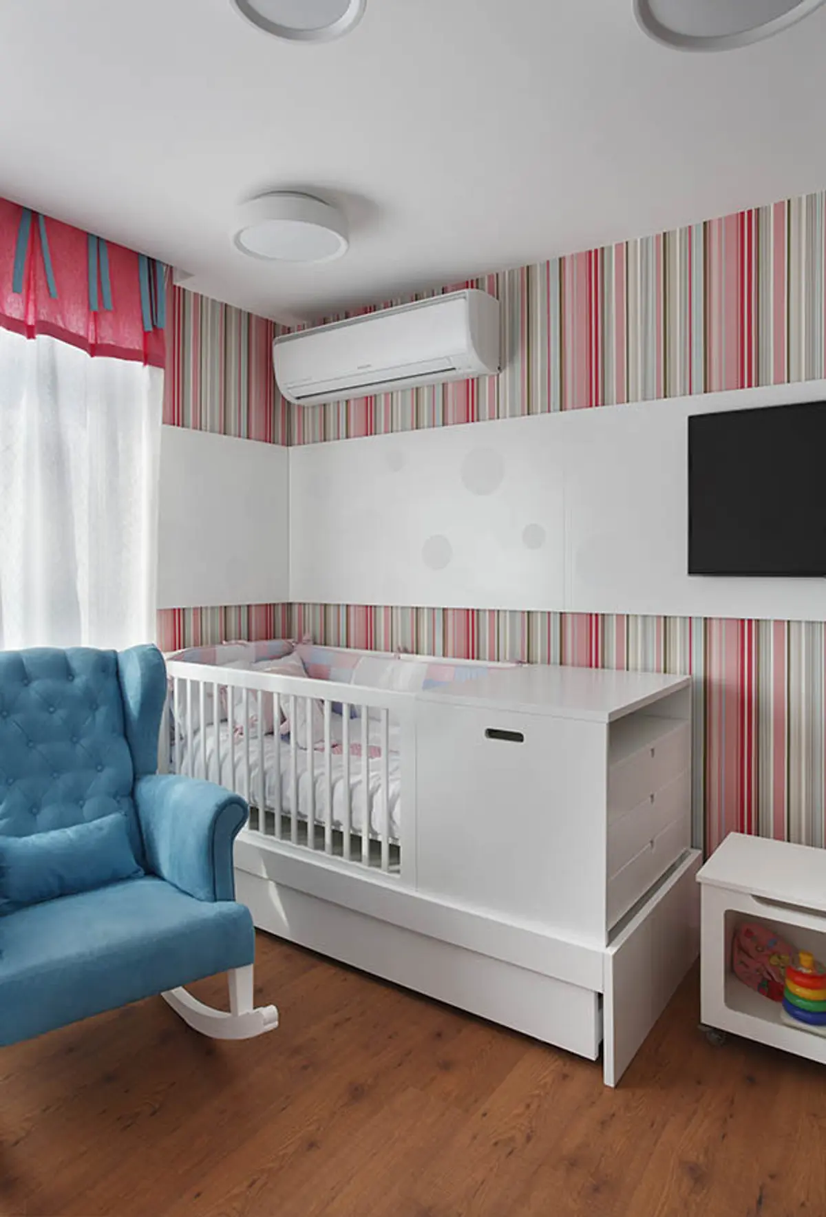 Dormitorio bebé moderno con cuna blanca, sillón azul y pared a rayas — proyecto Casa Barra ED, por Amanda Miranda