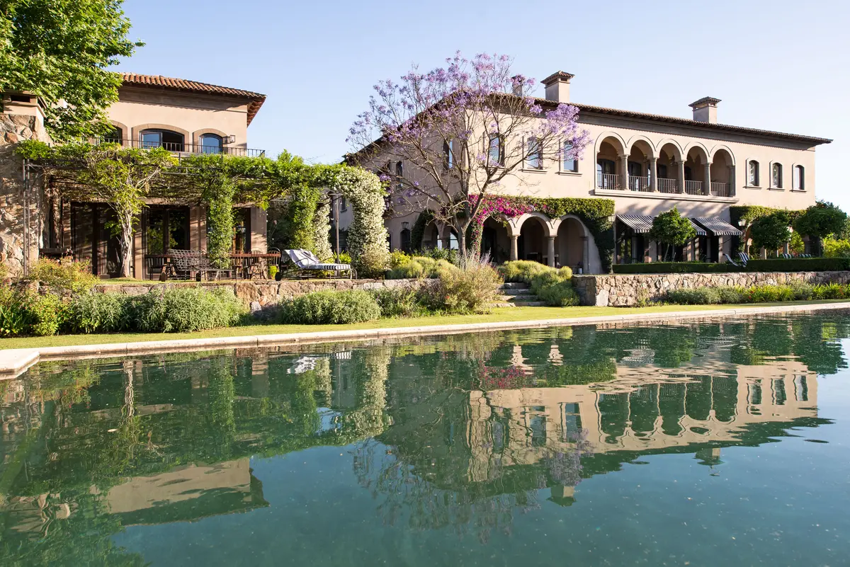Pileta con color predominante Marrón del Proyecto Casa Toscana  por Estudio Du 