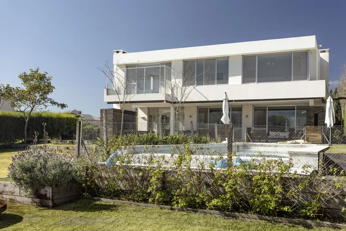 Jardín con color predominante Marrón del Proyecto Casa 121 por Build a Home Arquitectura