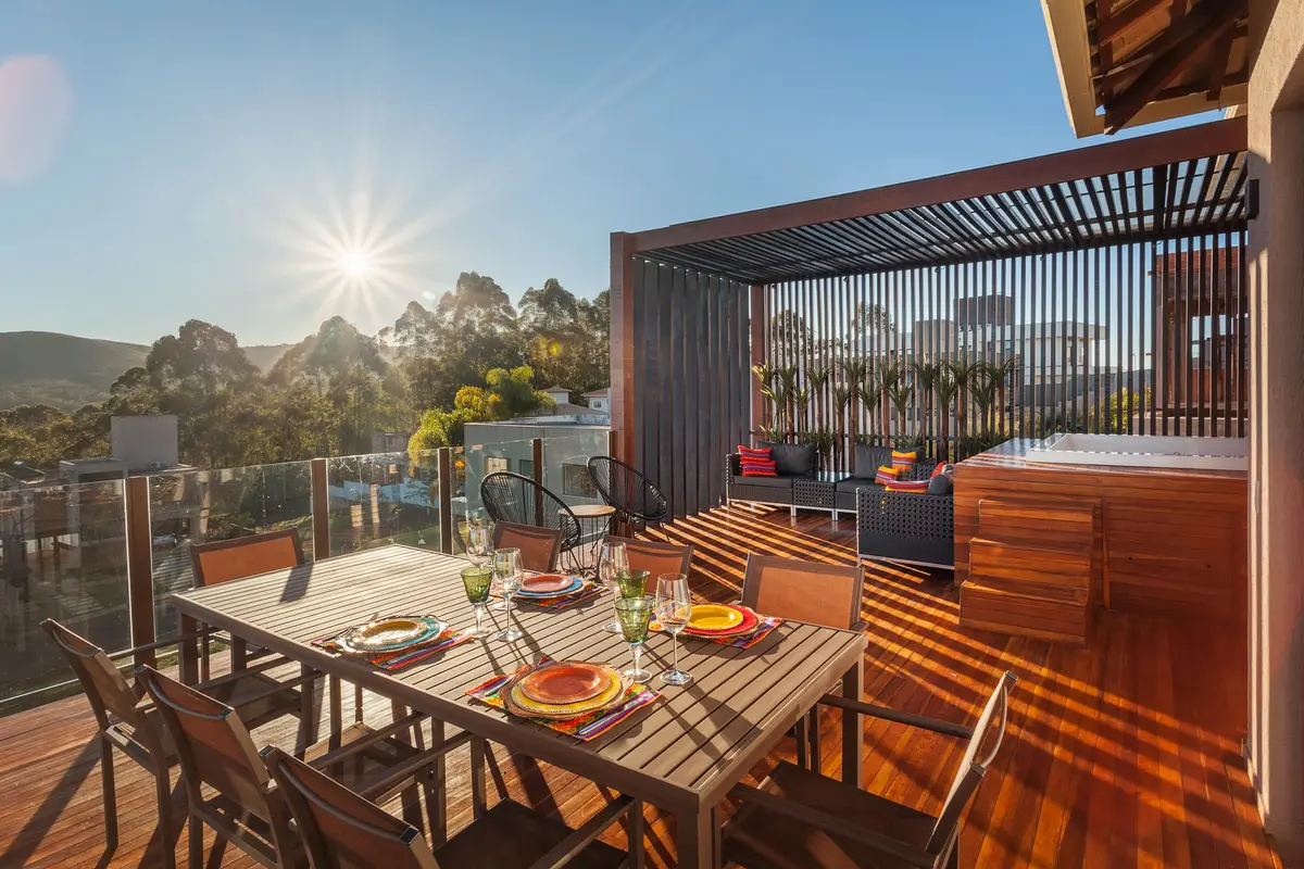 Varandas e Terraços com cor predominante Castanho do Projeto CASA RR por Frederico Bicalho Arquitetura
