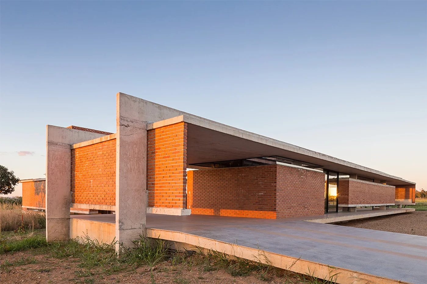Casa moderna rural con ladrillos a la vista y concreto.