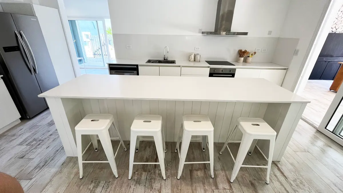 Cozinha moderna e minimalista com ilha e balcão — projeto Casa Luvir - Barrio Costa Esmeralda (Partido de la Costa, Buenos Aires) German S, por German Salas arquitectura - San Isid