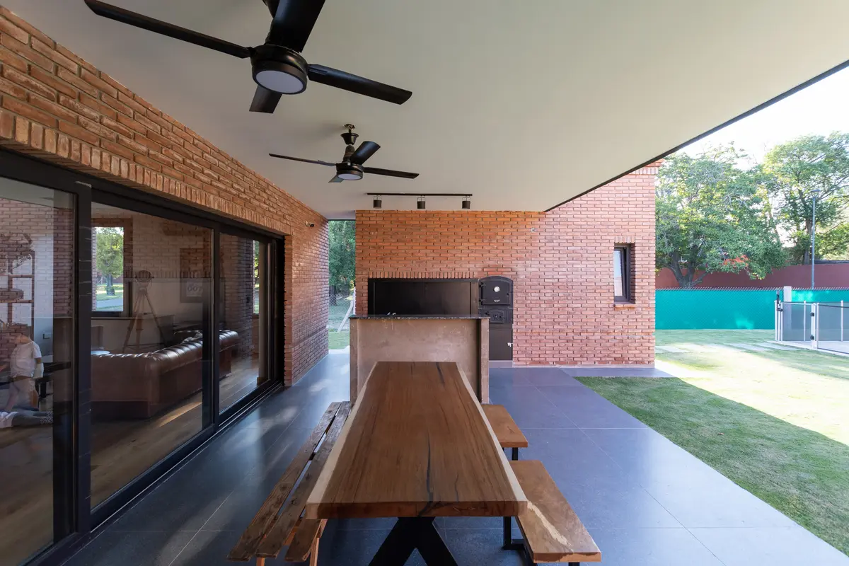 Patio moderno con detalles rústicos y ladrillo expuesto — proyecto VIVIENDA L.L, por Lorenabusquetsarquitectura, en Córdoba