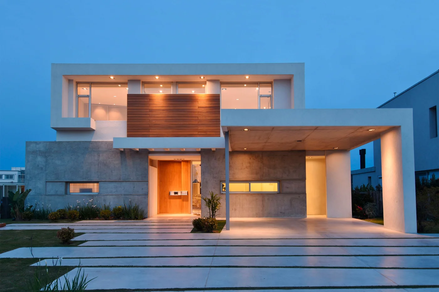 fachada moderna de casa con hormigón y madera