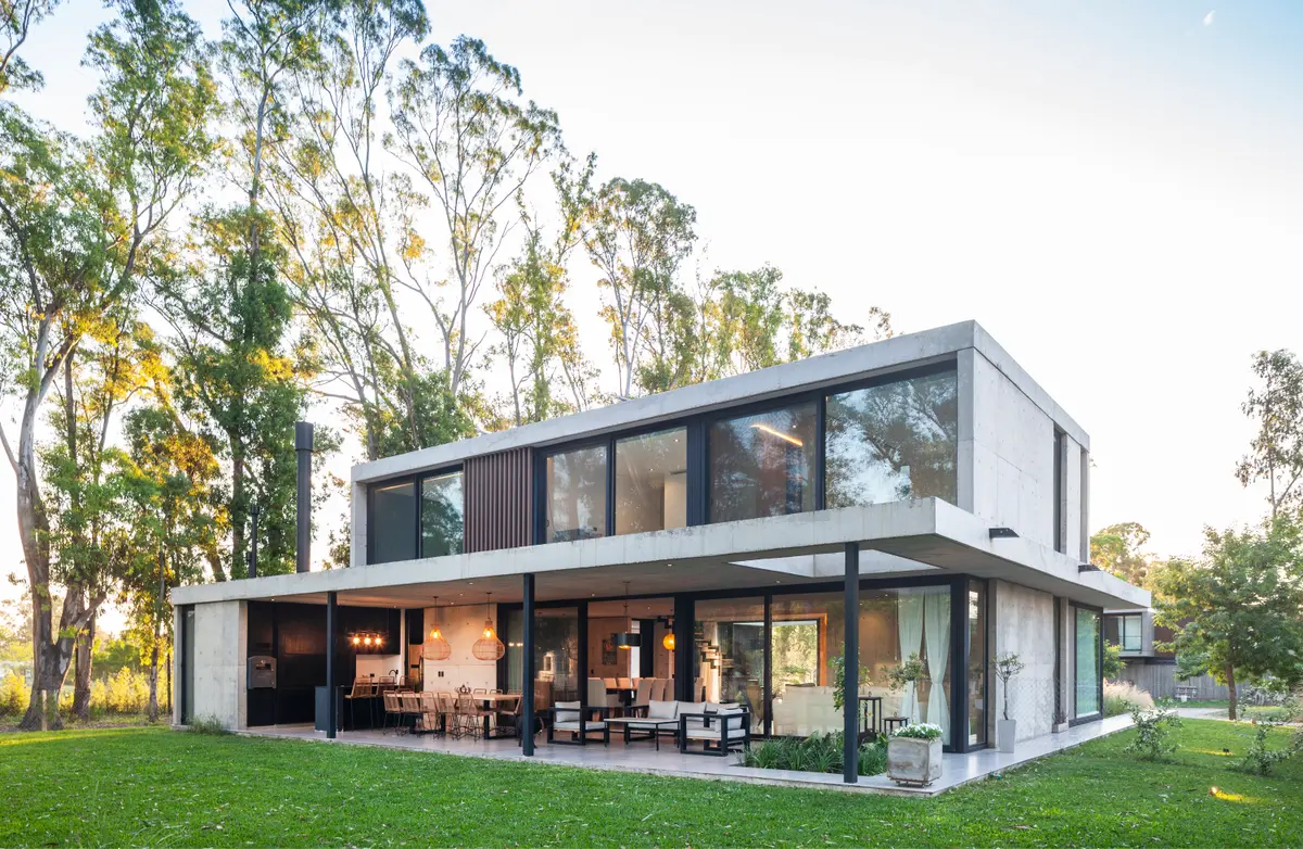 casa moderna de concreto com janelas amplas e pérgola — projeto Casa ALVA, por V2 Arquitectos, em City Bell