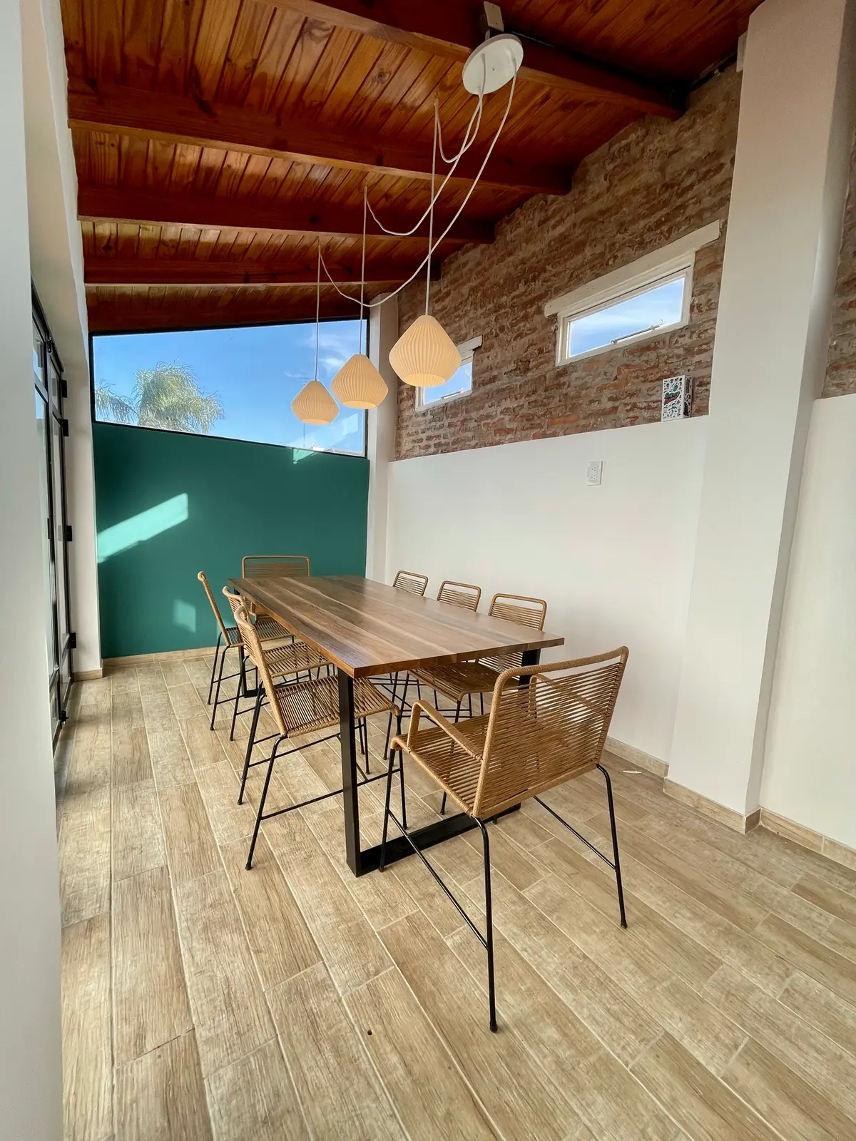 Sala de jantar rústica com teto de madeira e cadeiras de vime — projeto PH Pedro Moran | Remodelacion, por LGP ARQUITECTURA, em Buenos Aires