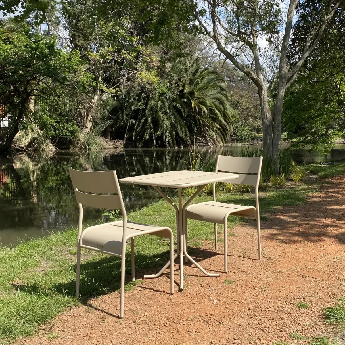 Área de jantar externa moderna cercada por vegetação — projeto Mesa y Sillas Modelo Tokio, por Josias Faúndez, em Buenos Aires