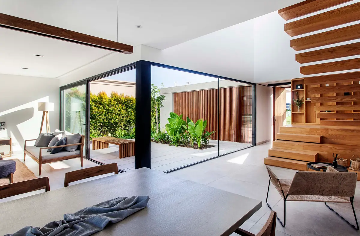 Sala de estar moderna com pátio interno e muita luz natural — projeto CASA J2M, por GMARQ, em Belén de Escobar