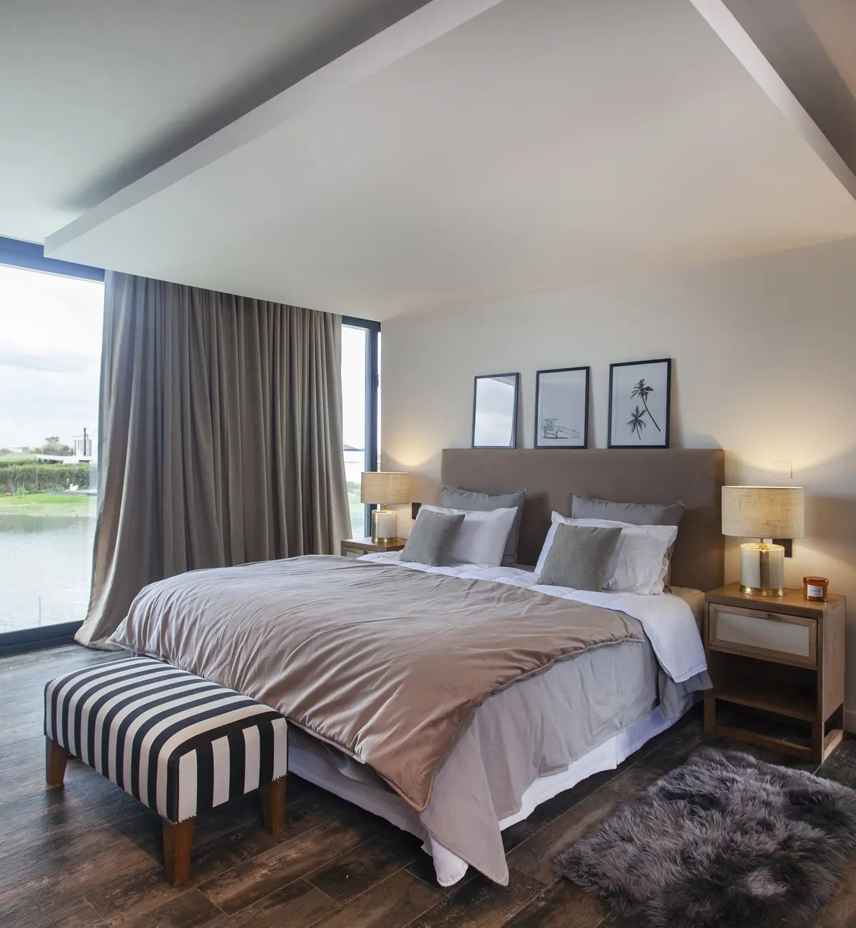 Dormitorio moderno con vista al mar y detalles de lujo — proyecto Casa BJM, por Vanguarda Arquitectos, en Belén de Escobar