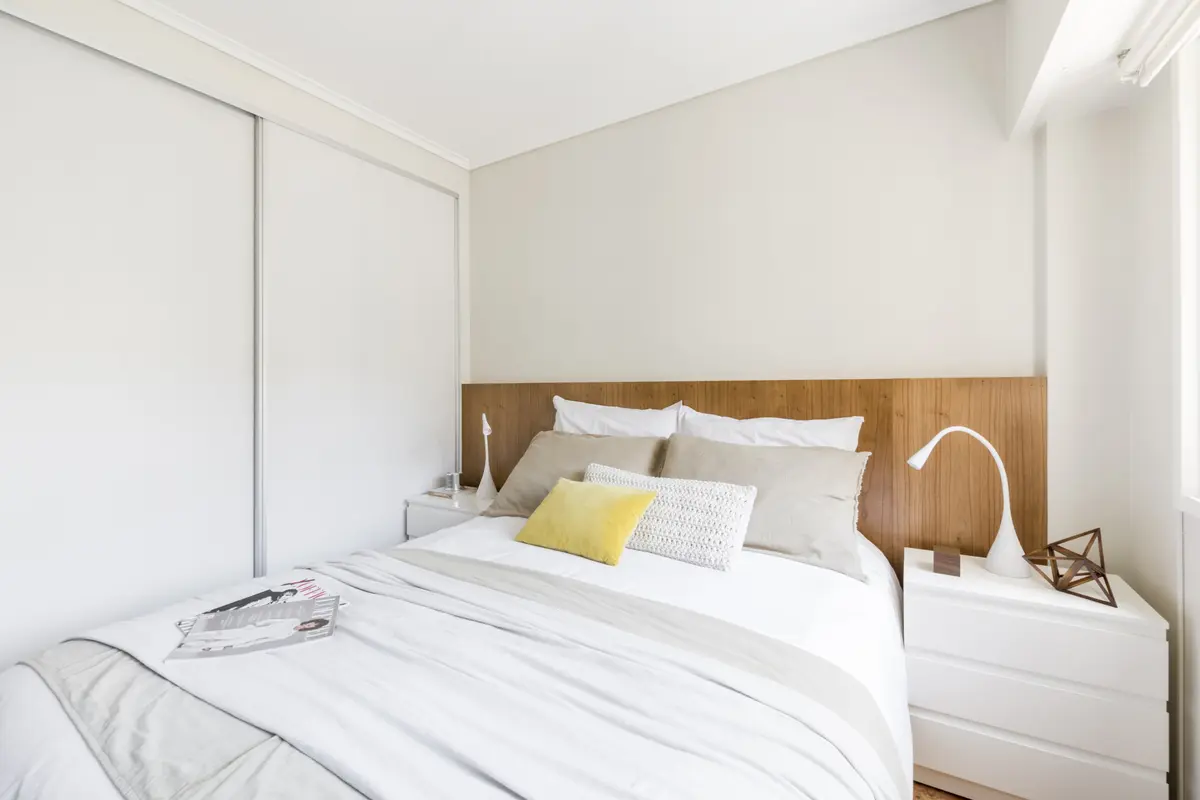 Dormitorio moderno con detalles en madera clara y luces cálidas — proyecto Mansilla, por Estudio Basa, en CABA